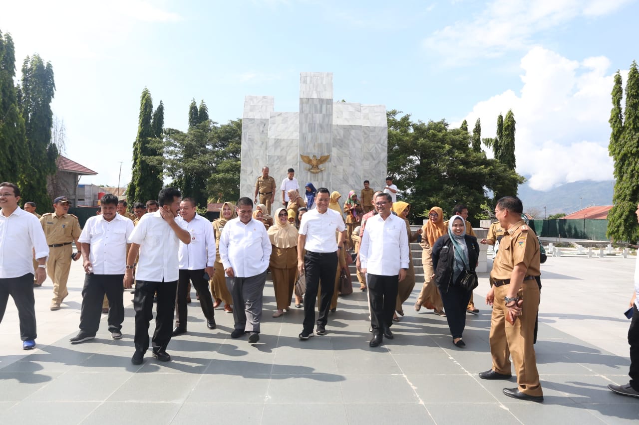 Menteri Sosial Berkunjung Ke Taman Makam Pahlawan Nasional Tatura