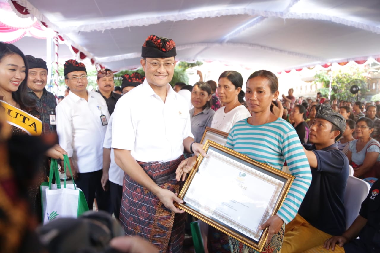 Mensos Serahkan Bantuan Sosial di BRSPDSN "Mahatmiya" Bali