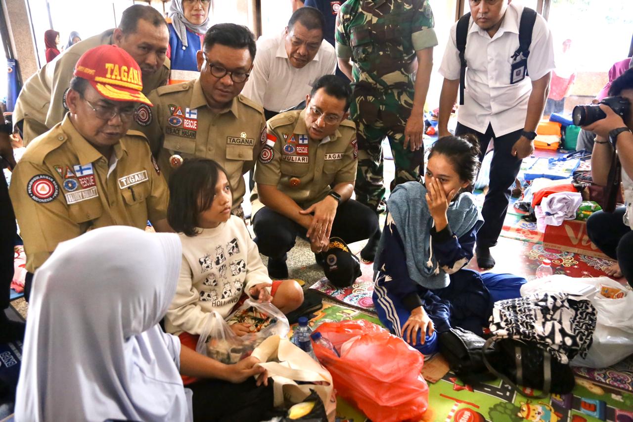 Mensos Kunjungi Pengungsi Korban Banjir Jakarta