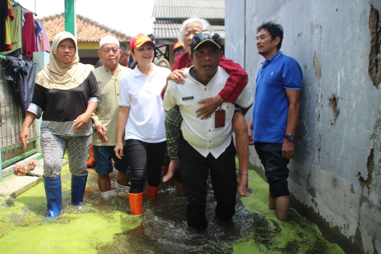 Banjir Jakarta Utara Surut, Istri Mensos Serahkan Bantuan dan Evakuasi Lansia