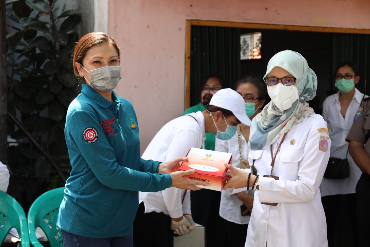 Kemensos Salurkan Paket Sembako untuk Warga Terdampak COVID-19 di DKI Jakarta