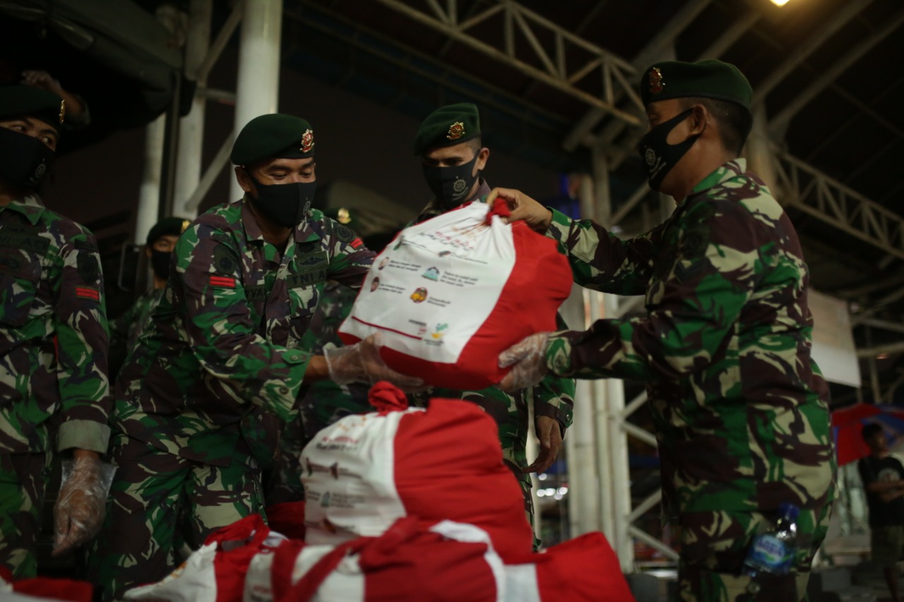 TNI Bantu Distribusi Sembako Kemensos