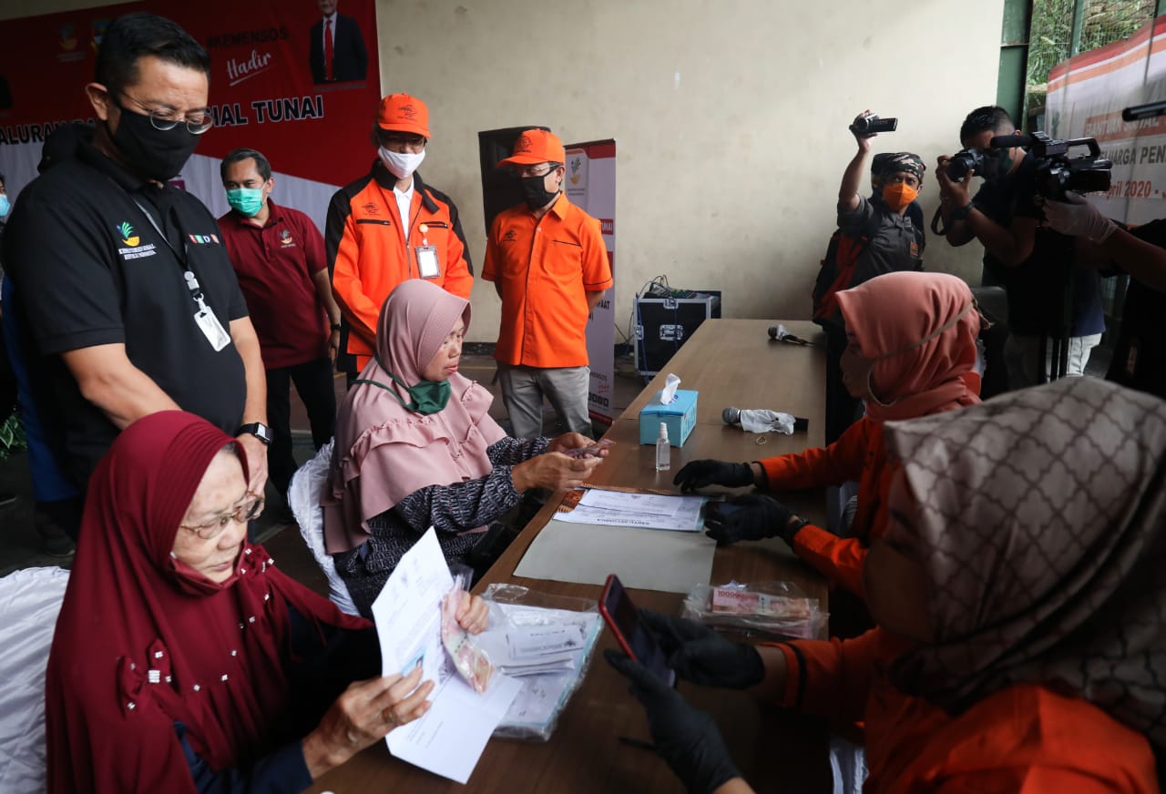 Mensos Meninjau Penyaluran BST di Bandung Barat