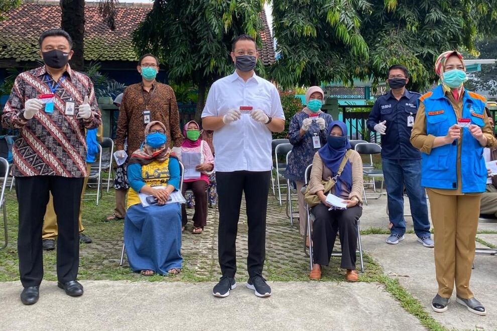 Mensos Tinjau Penyerahan KKS kepada KPM di Tangerang Selatan