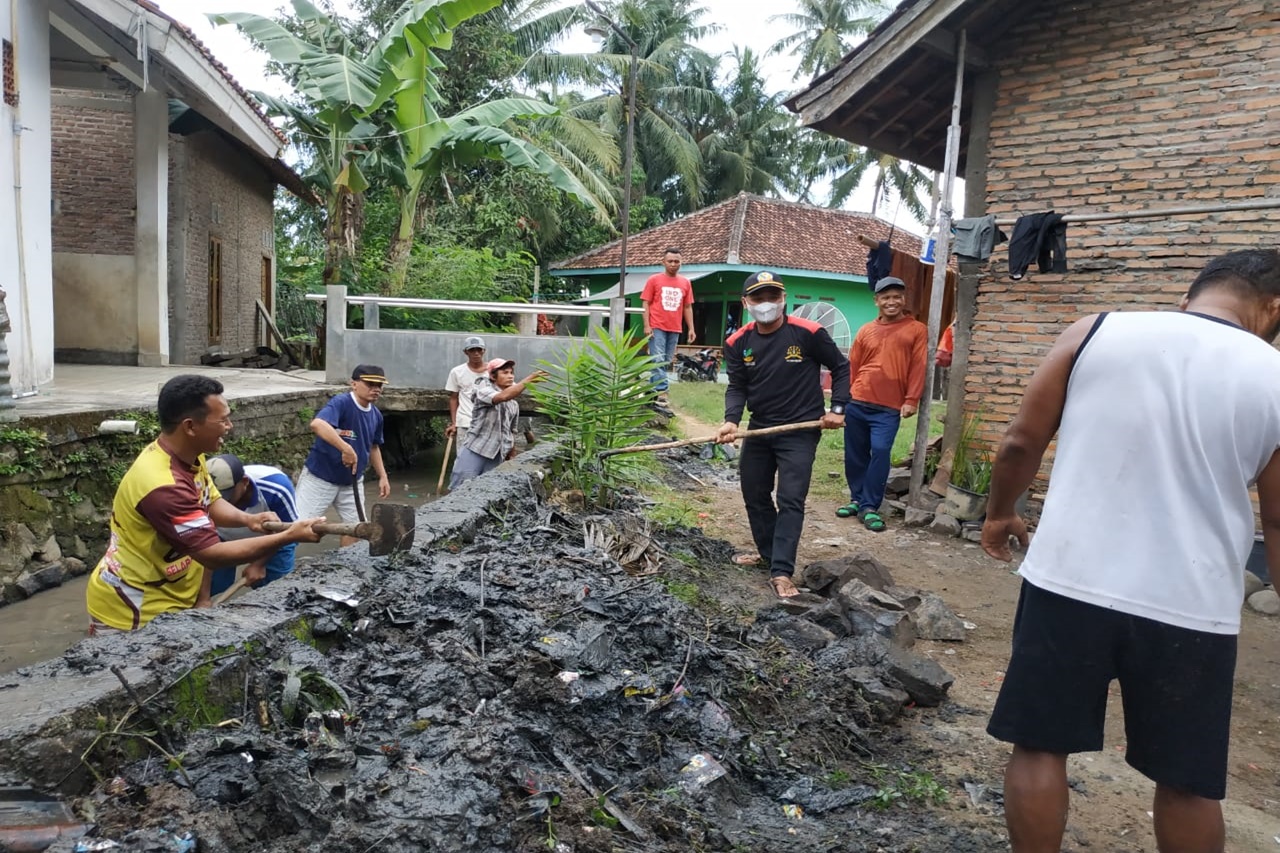 Daerahnya Langganan Banjir, TKSK Pardasuka Pringsewu Dorong dan Ikut Gotong Royong bersama Warga