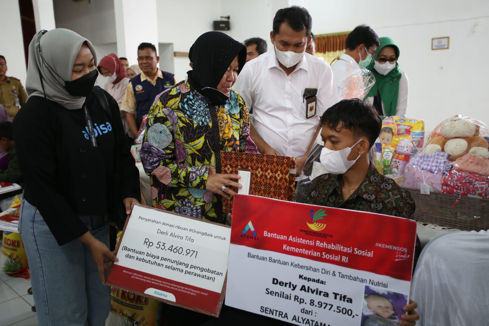 Mensos Risma Serahkan Donasi dan Bantuan kepada 11 Anak dengan Sakit Berat
