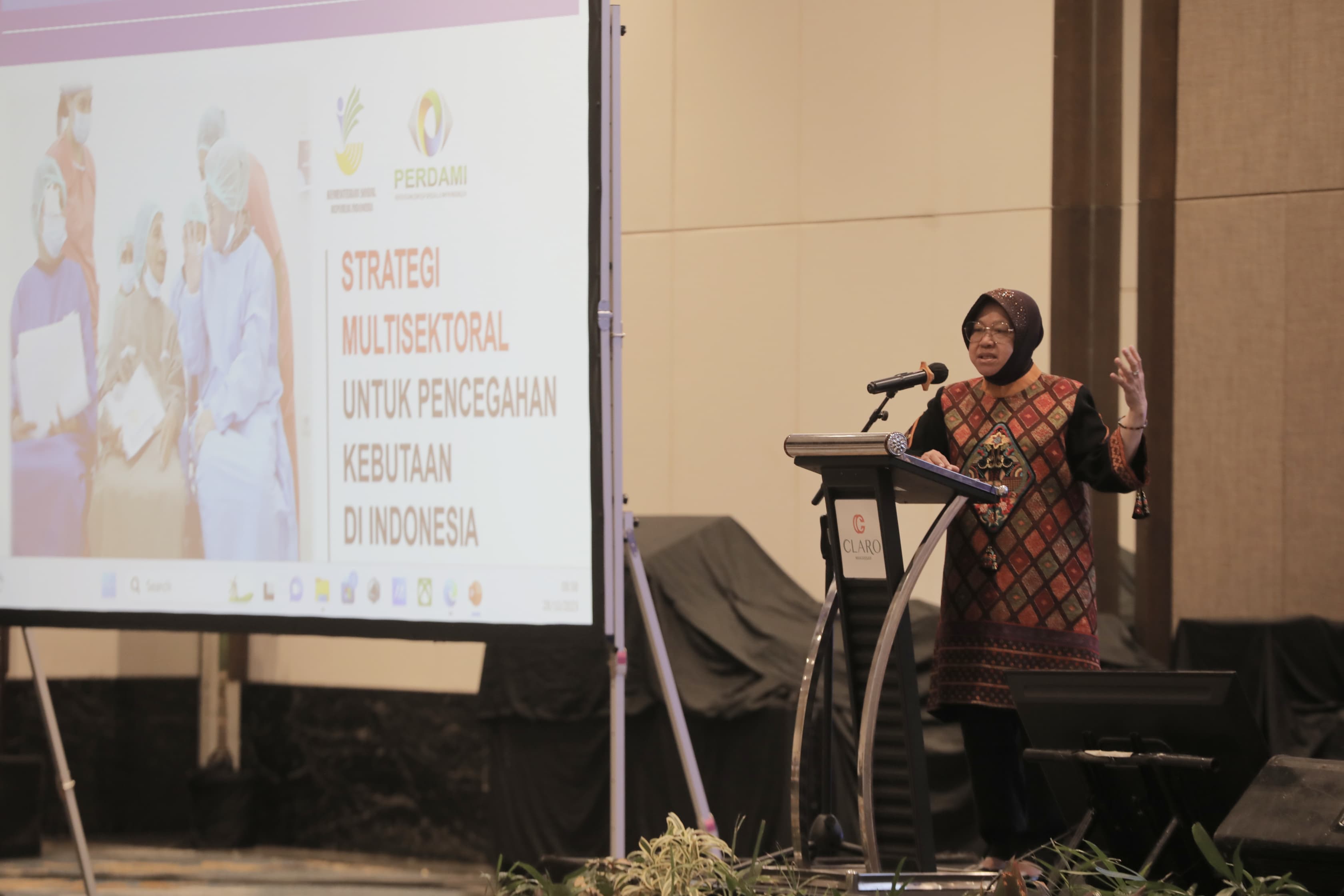 Mensos Risma dalam Hari Penglihatan Sedunia di Makassar