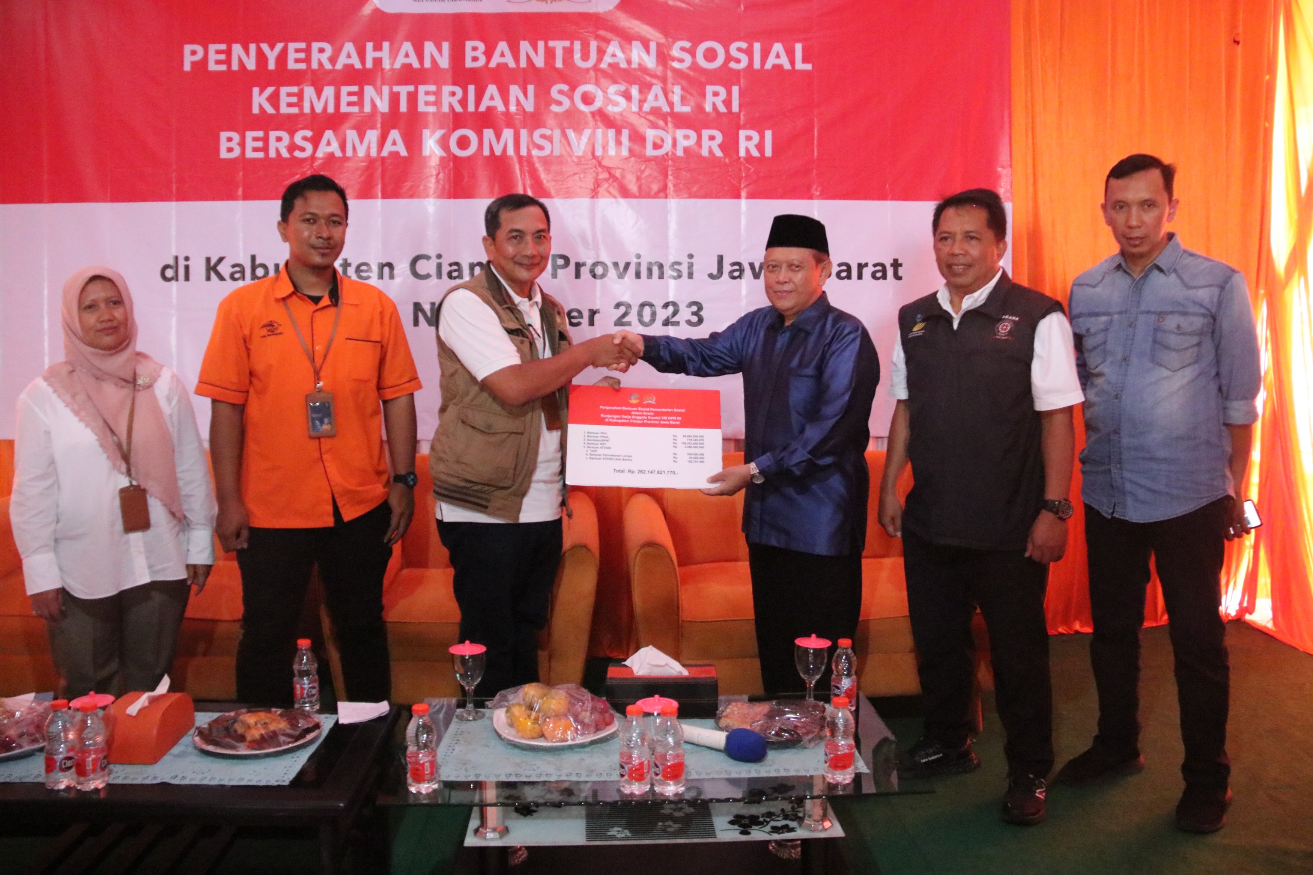 Kemensos Bersama Komisi VIII DPR RI Salurkan Bantuan Sosial di Kabupaten Cianjur