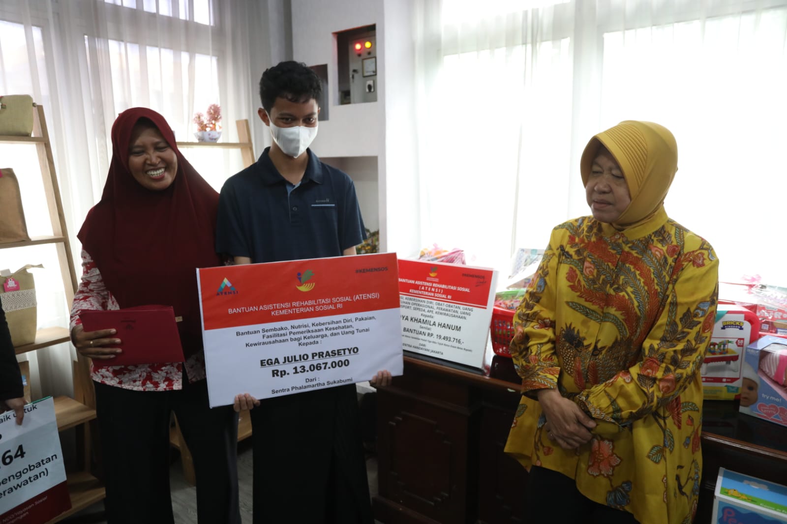 Mensos Serahkan Bantuan ATENSI dan Donasi kitabisa.com di Sentra Mulya Jaya
