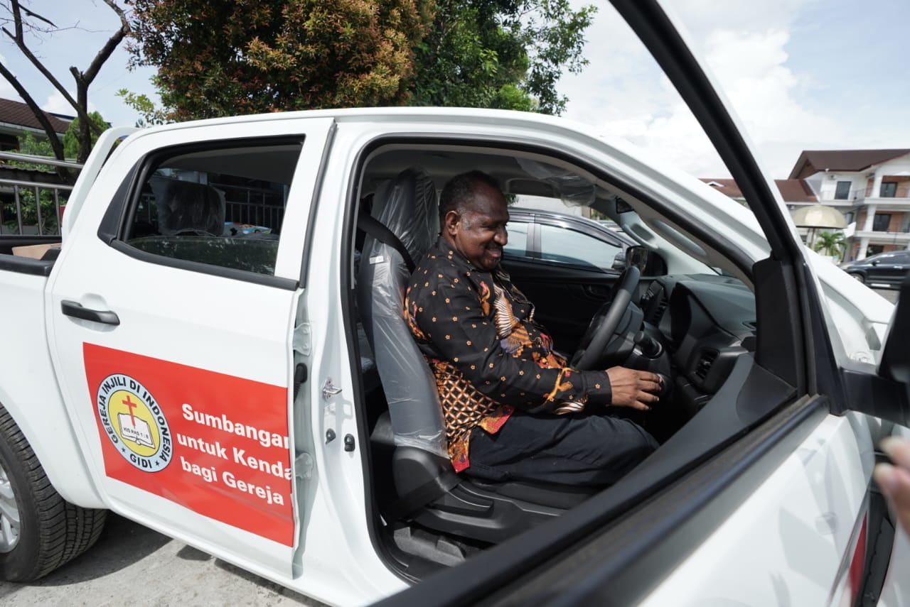 Mensos Risma Serahkan Bantuan 4 Kendaraan Kedaruratan untuk Gereja di Papua
